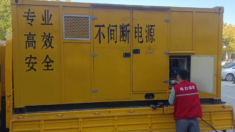 噶尔柴油发电机组和UPS电源配合使用时，如何避免切换过程中的电力中断？